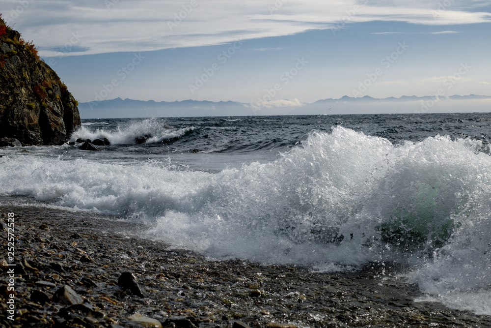 Obraz premium waves and splashes by the sea