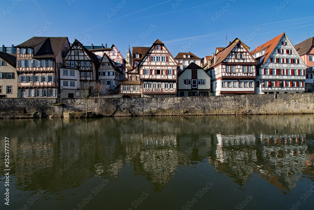 Tolle Spiegelung der Fachwerkhäuser der Altstadt von Schwäbisch Hall im Fluss Kocher Baden-Württemberg, Deutschland 