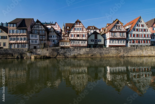 Tolle Spiegelung der Fachwerkhäuser der Altstadt von Schwäbisch Hall im Fluss Kocher Baden-Württemberg, Deutschland 