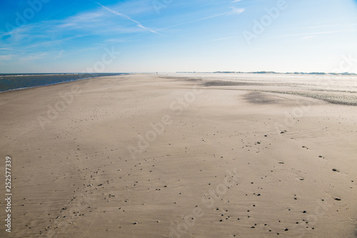 Endlos   breit und einsam - Strand auf der Insel Norderney