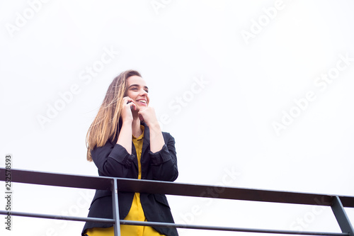 Young business woman uses c...