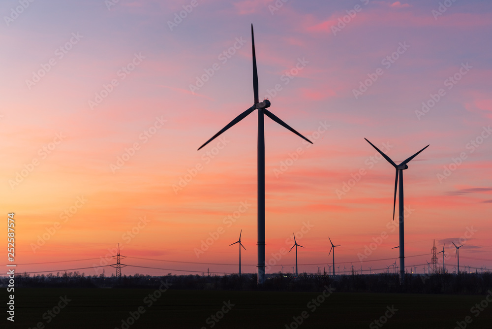 Windräder im Sonnenuntergang Windräder im Sonnenuntergang