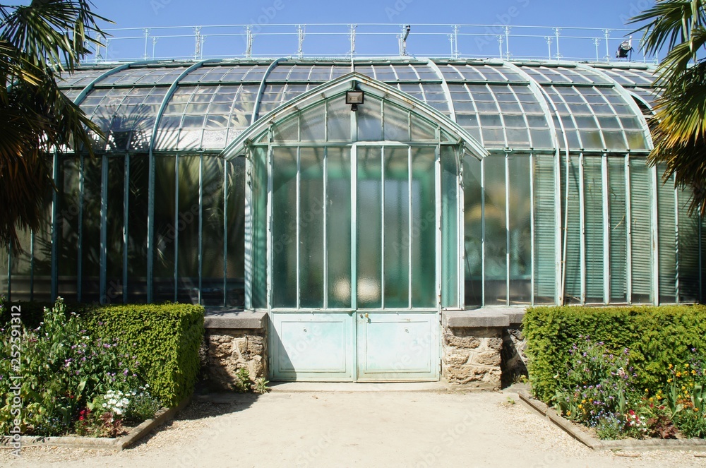 Fototapeta premium jardin avec serre