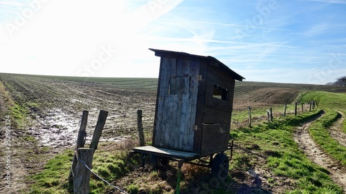 Mobiler Jagdstand, Schießstand auf Rädern photo