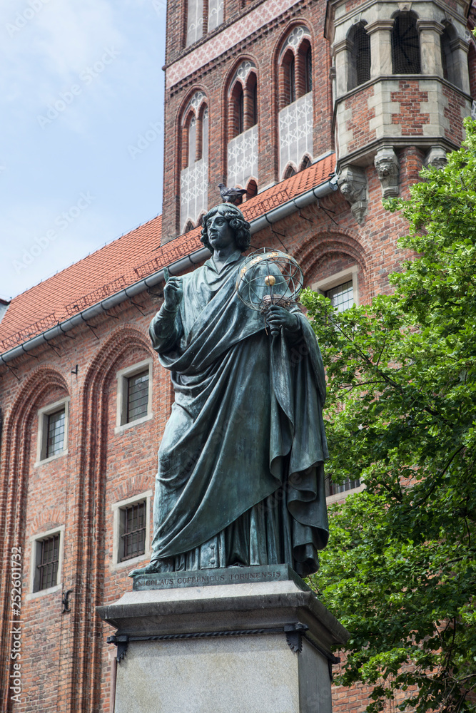 Fototapeta premium Monument to Mikolaj Kopernik (Nicolaus Copernicus) on the market square in Torun, Poland