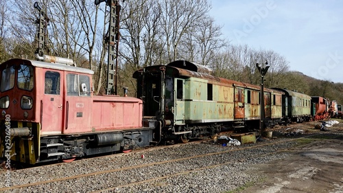 Alte ausrangierte Lokomotive, Eisenbahn auf Abstellgleis
