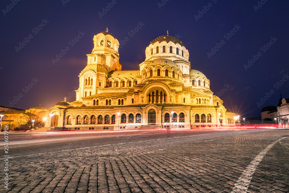Obraz premium Night view of .Alexander Nevsky Cathedral in golden color at night, Sofia, Bulgaria.