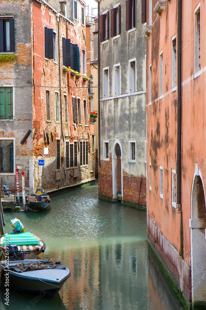 Fototapeta Budynki w wąskim kanale w Wenecja, Włochy