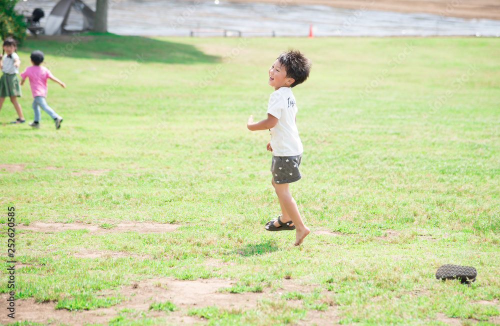 夏の公園で遊ぶ男の子 夏の公園で遊ぶ男の子