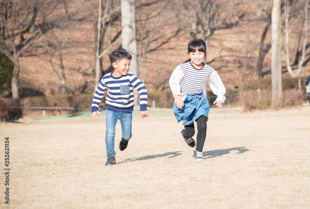 笑顔で走る子供 笑顔で走る子供
