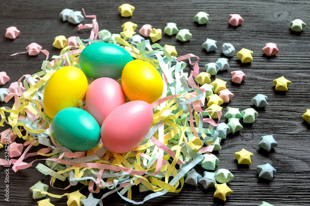 Obraz premium Easter background with eggs on a wooden surface