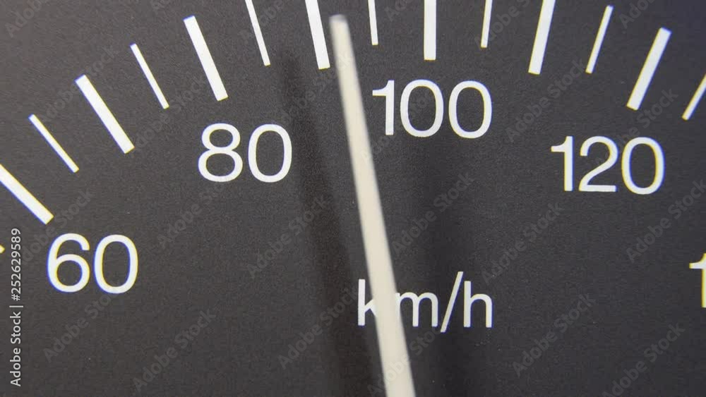 Sich bewegende Tachonadel zeigt die aktuelle Geschwindigkeit eines Fahrzeugs (Tachometer, Tempo) Sich bewegende Tachonadel zeigt die aktuelle Geschwindigkeit eines Fahrzeugs (Tachometer, Tempo)