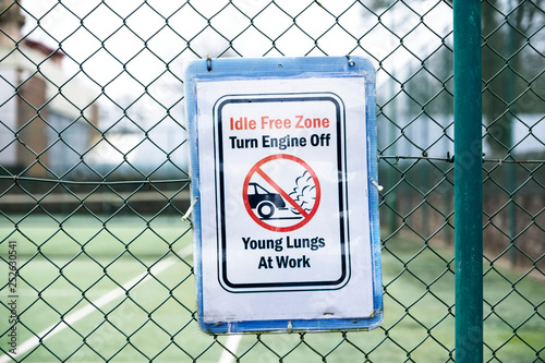 Фотография No vehicle idle idling emissions pollution young lungs at play sign outside scho