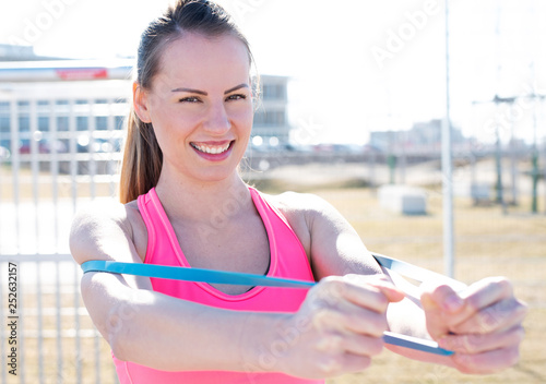 Übung mit einem Gummiband, Training im Freien 