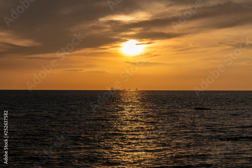 Sonne scheint auf Insel aus Stein © ChrisT. 