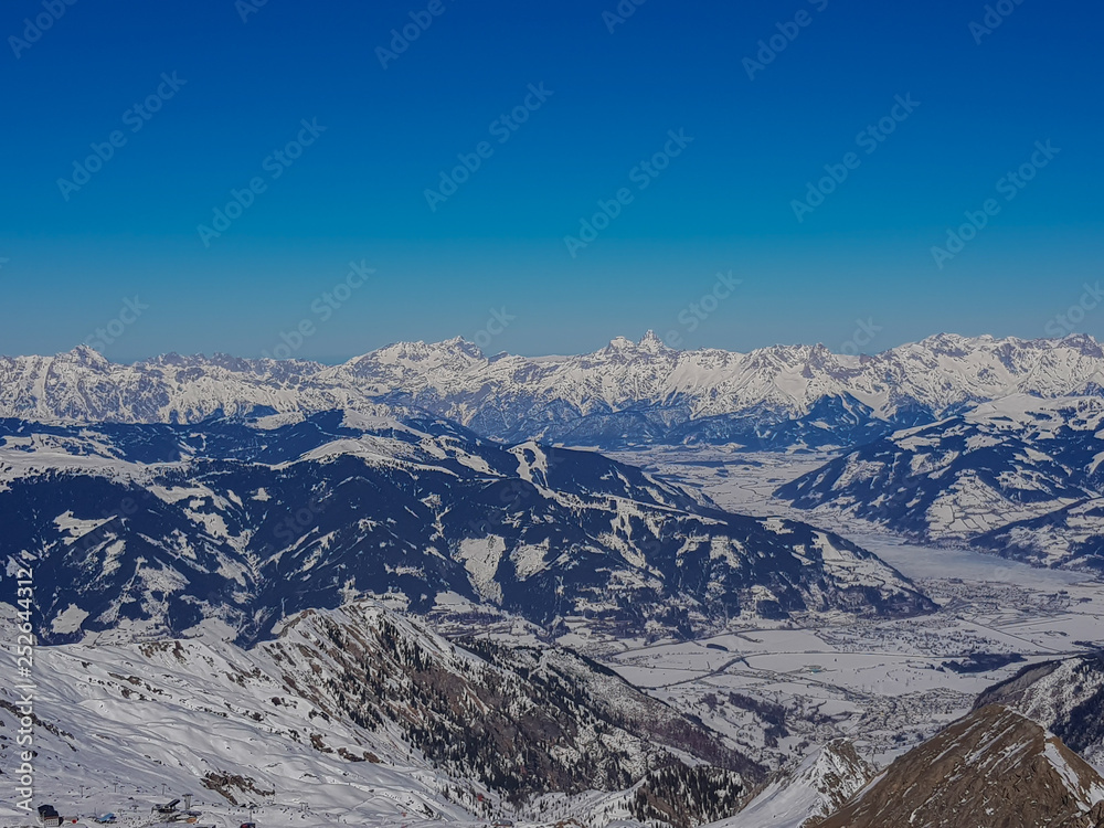 Schneebedeckte Berglandschaft im Skigebiet Kaprun Österreichischen Alpen
