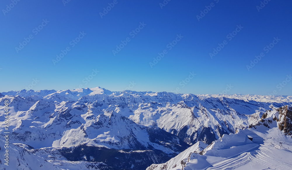 Schneebedeckte Berglandschaft im Skigebiet Kaprun Österreichischen Alpen