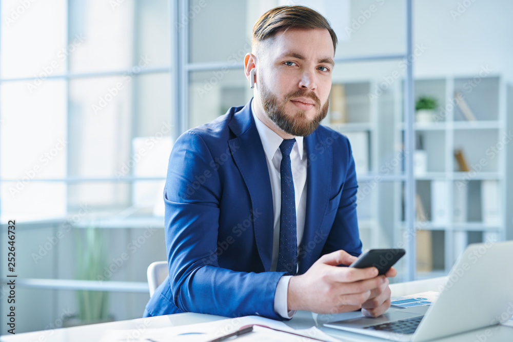 Broker with gadgets Broker with gadgets