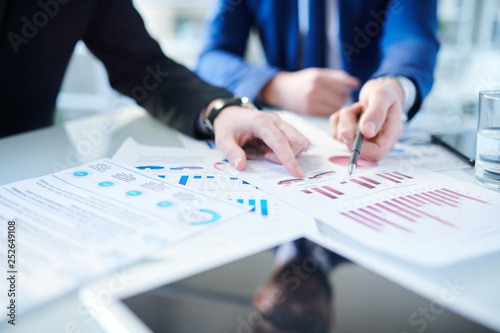 Wallpaper Mural Analyzing paper Torontodigital.ca