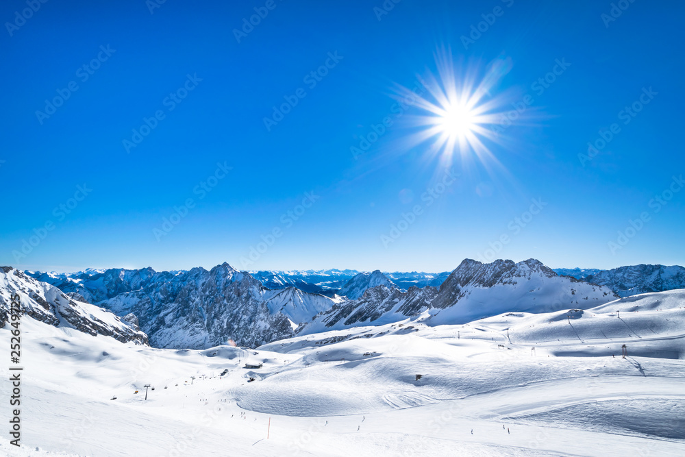 Zugspitze - Herrlicher Blick auf das verschneite Bergpanorama