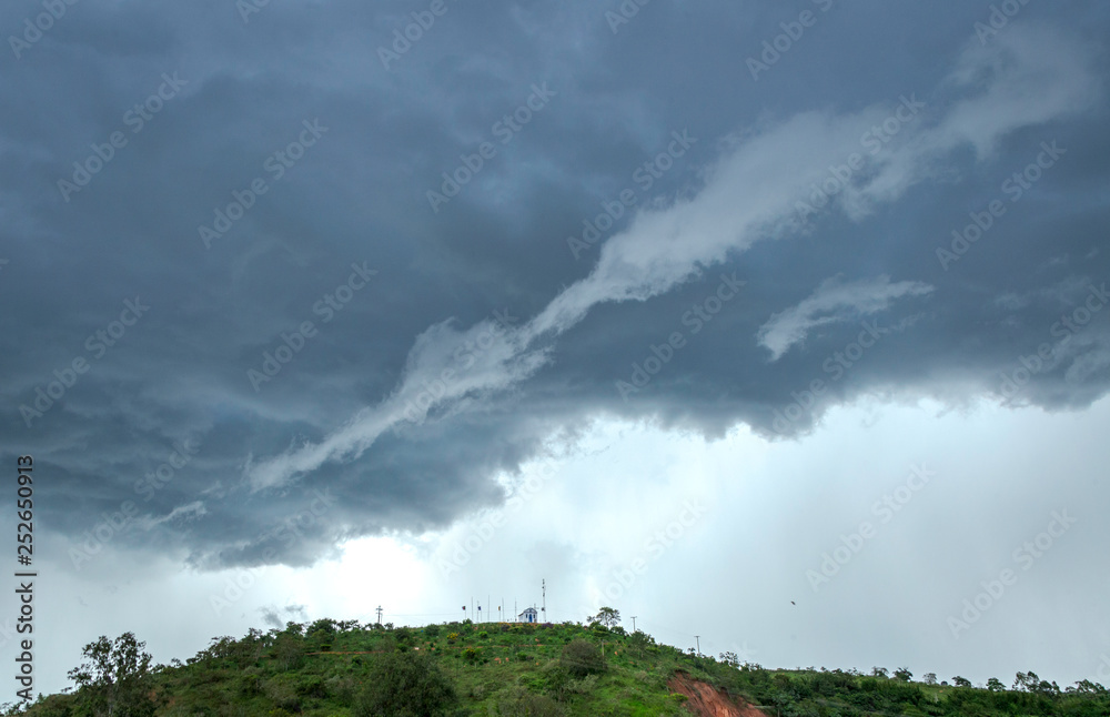 Nuvem de chuva sobre Capela Santa Rita de Cássia, na cidade de Guarani, estado de Minas Gerais, Brasil Nuvem de chuva sobre Capela Santa Rita de Cássia, na cidade de Guarani, estado de Minas Gerais, Brasil