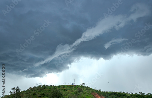 Nuvem de chuva sobre Capela Santa Rita de Cássia, na cidade de Guarani, estado de Minas Gerais, Brasil © Ronaldo Almeida