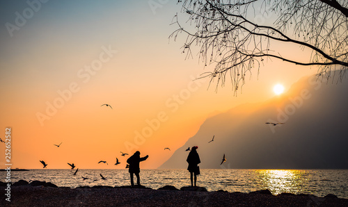 coppia osserva il tramonto al lago di Garda, italia