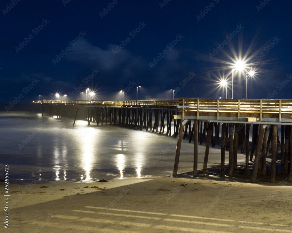 Obraz premium Pismo Beach pier at night