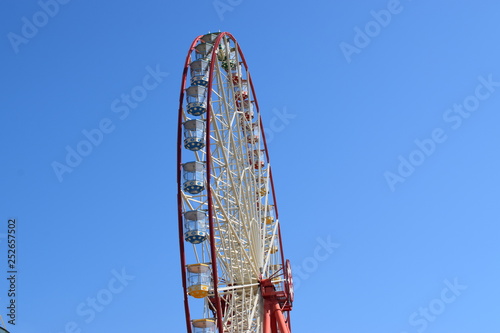 Ferris wheel in a recreation park © Taisiia