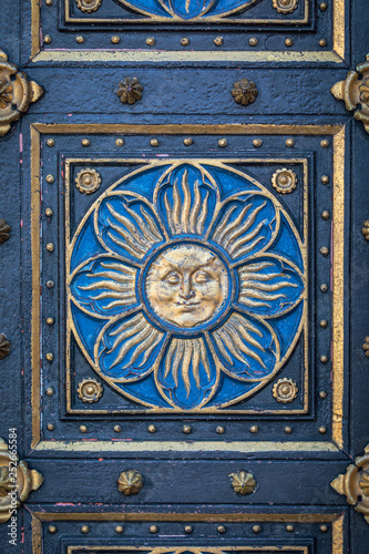 Soleil d'or sur porte bleue © Ultranima