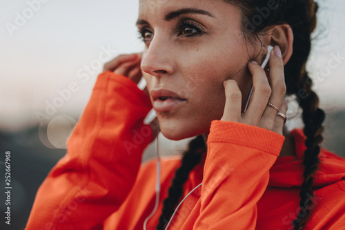 Fototapeta Naklejka Na Ścianę i Meble -  Female athlete with earphones
