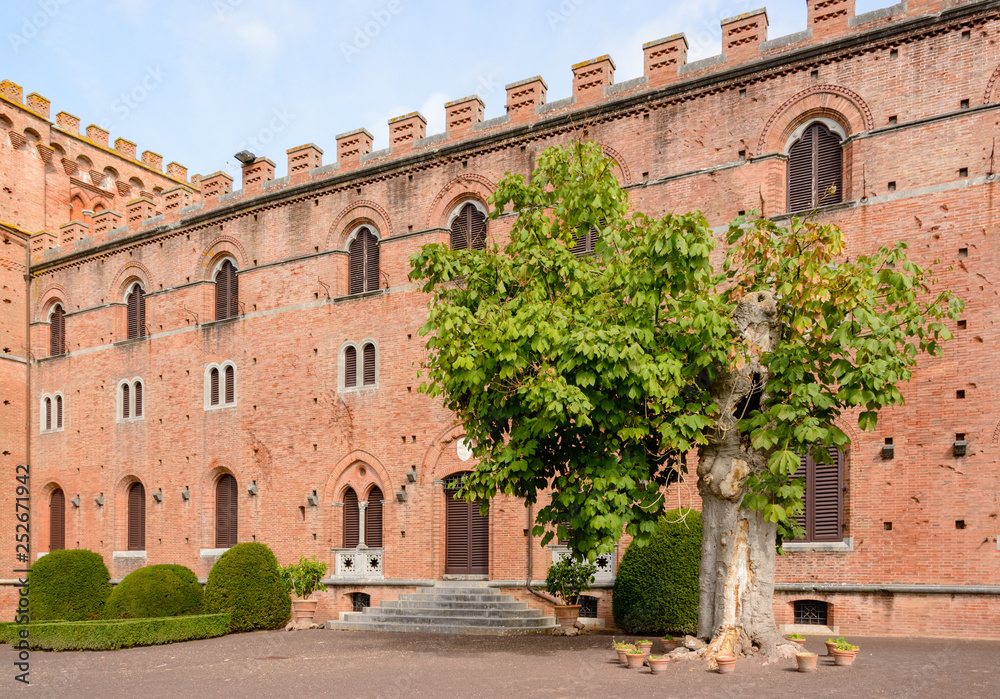 Auf dem gebiet um das  Castello di Brolio welches der Familie Ricasoli gehört werden hervorragende Rot und Weißweine gekeltert. Insbesondere der Chianti Classico