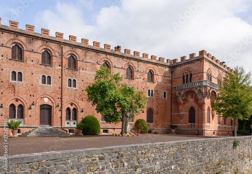Auf dem gebiet um das  Castello di Brolio welches der Familie Ricasoli gehört werden hervorragende Rot und Weißweine gekeltert. Insbesondere der Chianti Classico photo