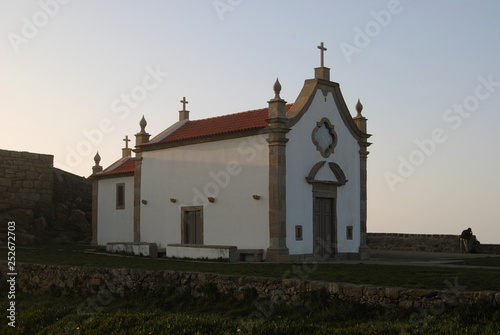 Pequena igreja ou capela á beira mar com fotografo - Capela de S. Clemente das Penhas (Capela da Boa Nova) - Leça da Palmeira - por-do-sol photo