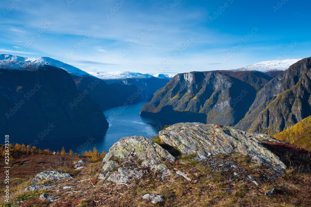 Blick auf den Aurlandsfjord an einem sonnigen Herbsttag