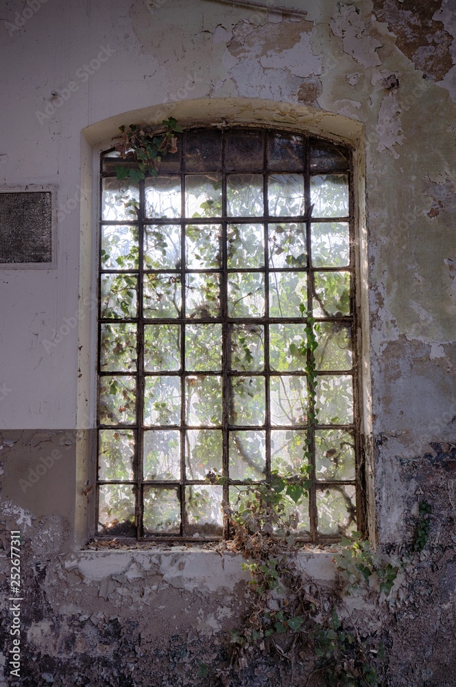 Alte zerfallene Fabrik Alte zerfallene Fabrik