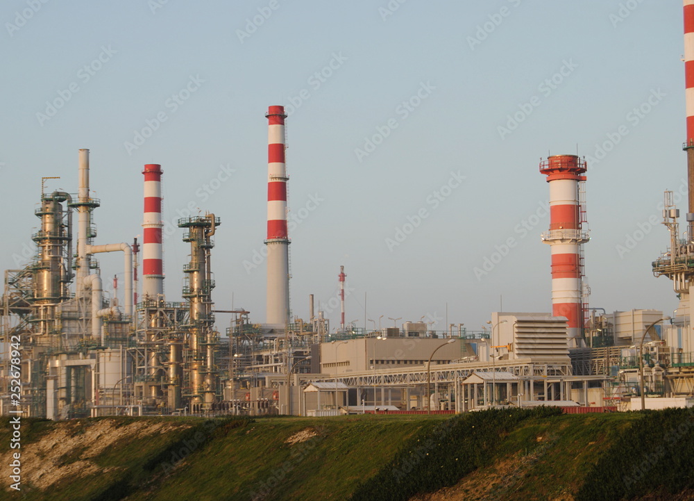 Indústria de combustíveis fosséis, refinaria de petróleos, por-do-sol, poluição, meio ambiente
