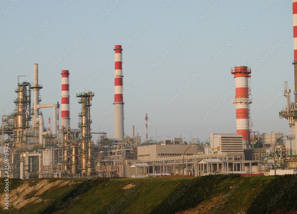 Indústria de combustíveis fosséis, refinaria de petróleos, por-do-sol, poluição, meio ambiente Indústria de combustíveis fosséis, refinaria de petróleos, por-do-sol, poluição, meio ambiente