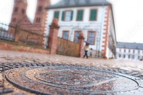 Tableau sur toile Gullideckel mit Seligenstädter Klosterabtei im Hintergrund