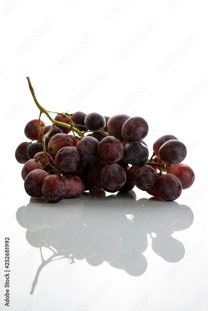 Obraz premium Red grape cluster isolated