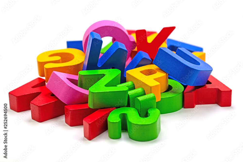 Bunte Holzbuchstaben auf einem Haufen Bunte Holzbuchstaben auf einem Haufen