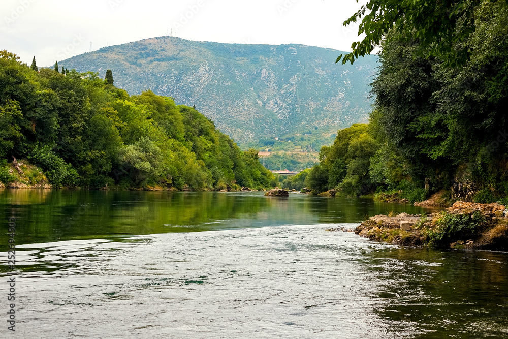 Naklejka Mostar, Bośnia i Hercegowina. Wspaniały krajobraz. Widok na rzekę Netherva.