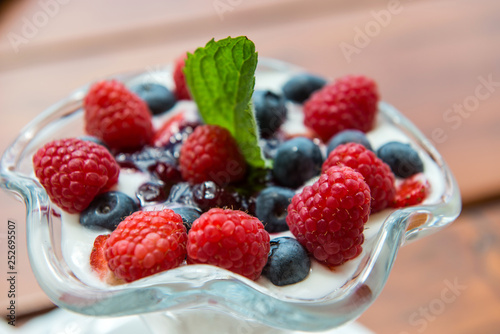 Yogurt with red fruits