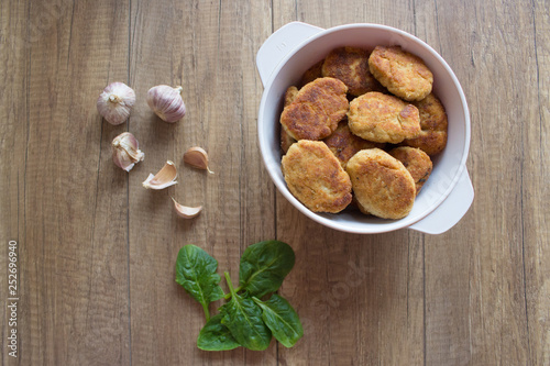 Fried cutlet with garlic and green salat