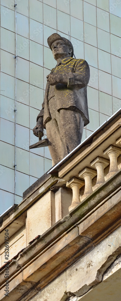 Obraz premium Bauarbeiter-Skulptur an der Frankfurter Allee in Berlin