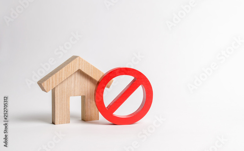 Fotografia No Sign and the wooden house
