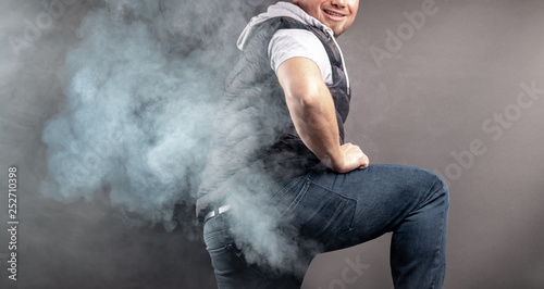 Mann hebt den Fuss und hinterlässt eine Duftwolke photo