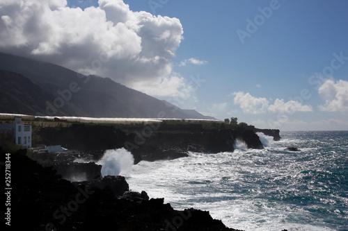 Schaumkronen auf den Wellen an der Felsküste bei Puerto Naos photo