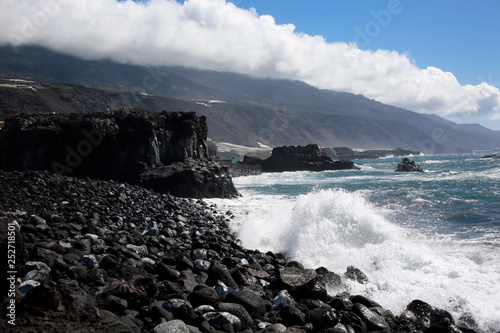 Brandung an der Lava-Küste bei La Bombadilla photo