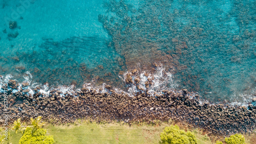 Imagem aérea de praia com pedras na ilha de Maui, no Havaí (EUA)